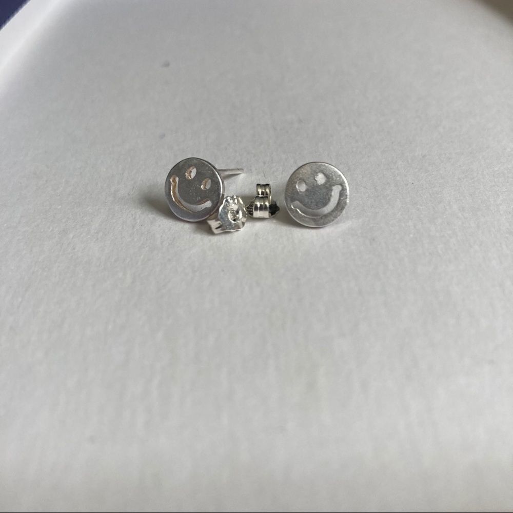 𝅺!!LAST PAIR!! Sterling Silver Smile Emoji Earrings - Picture 3 of 7